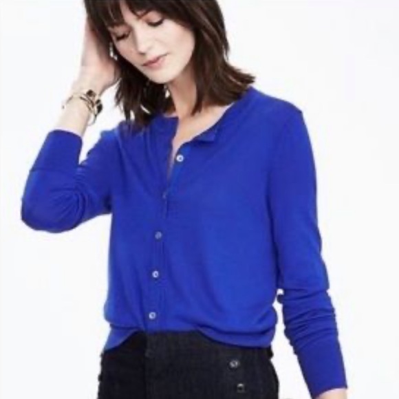 GAP Blue Button Down Cardigan with V-neckline and Ribbed Hems. - Picture 10 of 10